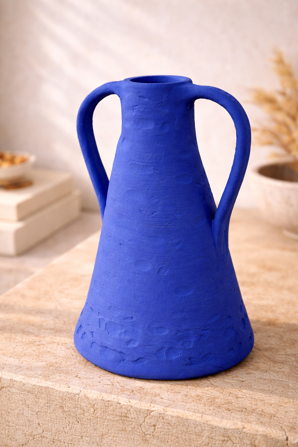 vase-amphore-bleu-profond-detail-texture-ceramique-artisanale.jpg.png