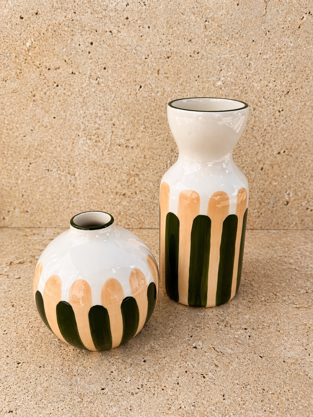 Collection de vases en céramique portugaise vert et beige artisanaux design méditerranéen