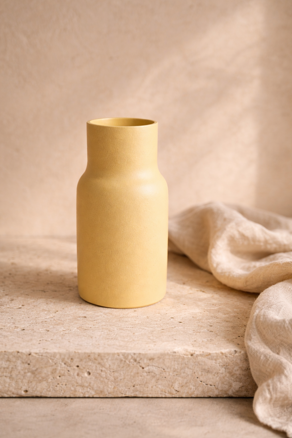 vase en céramique artisanale portugaise jaune mat forme minimaliste