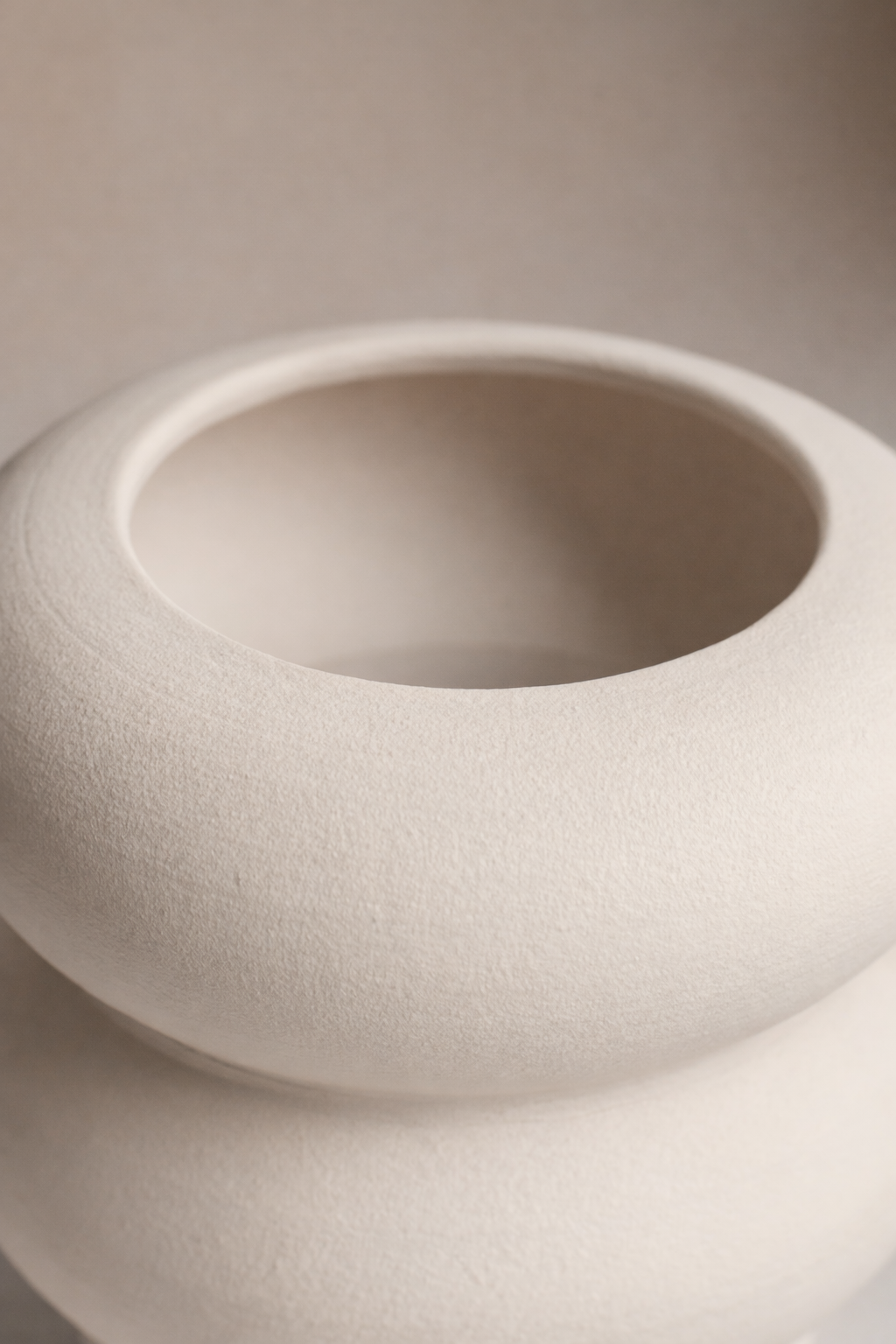 Vase Onda II en décoration intérieure ambiance lumineuse et minimaliste