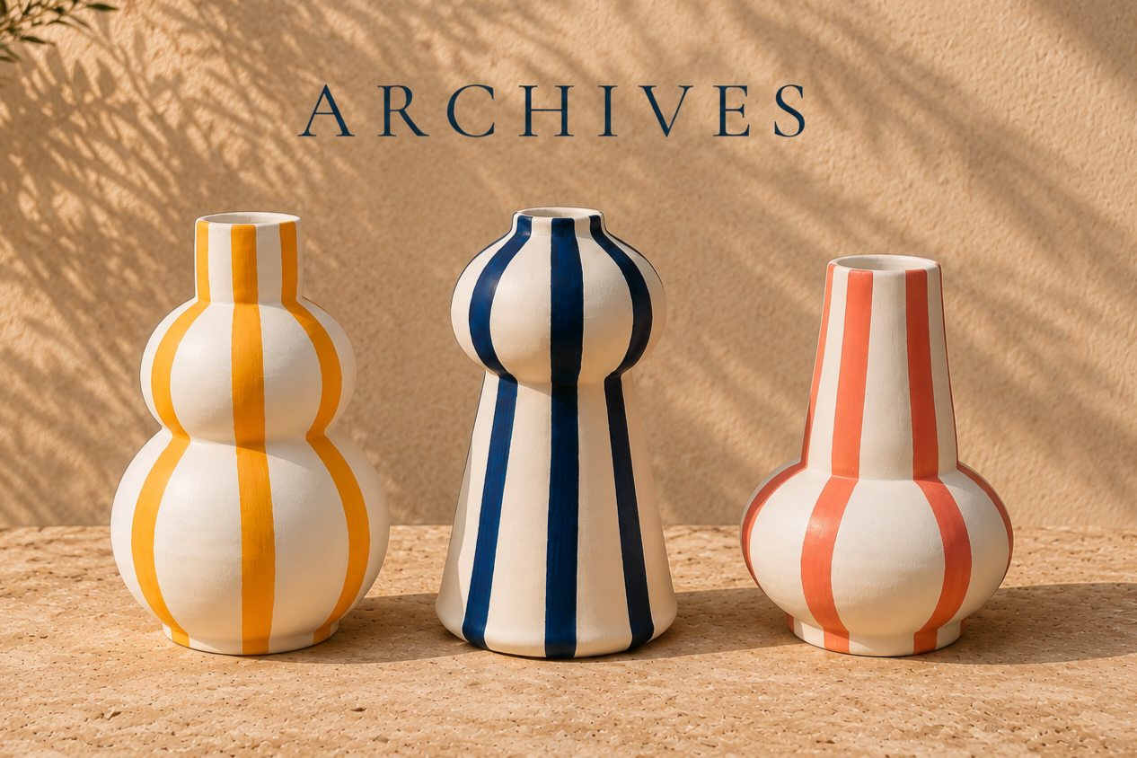 Trois vases en céramique colorés avec des rayures verticales, placés sur une surface en bois avec un fond en beige. Le mot "Archives" écrit en haut de l'image.