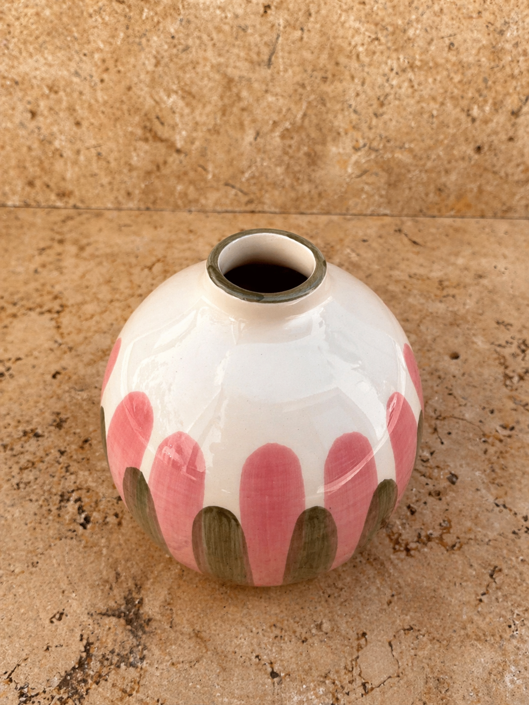 Détail vase en céramique portugaise LINEA rose et vert peint à la main finition artisanale