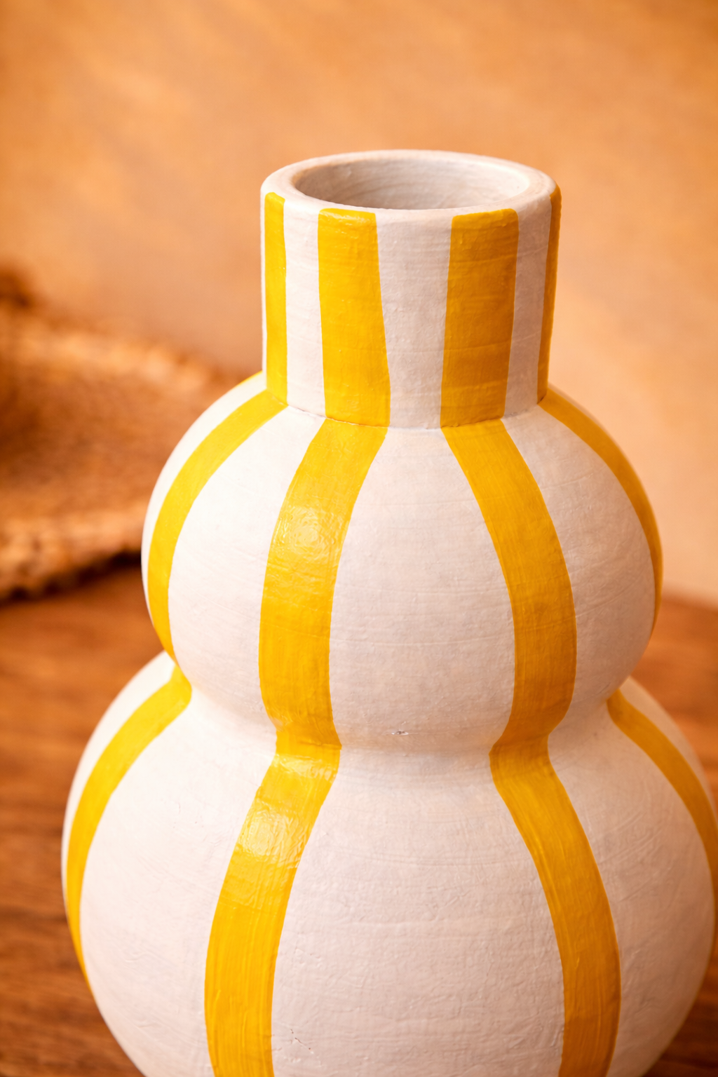 Vase Sol rayures en décoration intérieure ambiance lumineuse et tendance