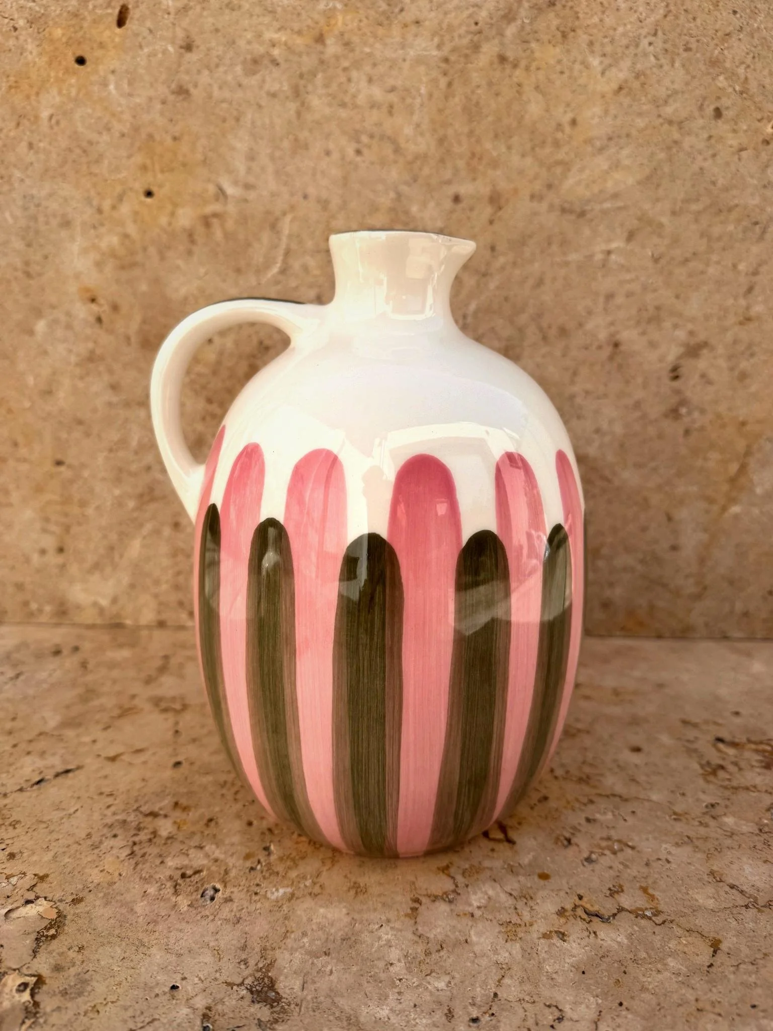 Pichet en céramique artisanale portugaise Linea rose et vert, rayures peintes à la main, décoration méditerranéenne
