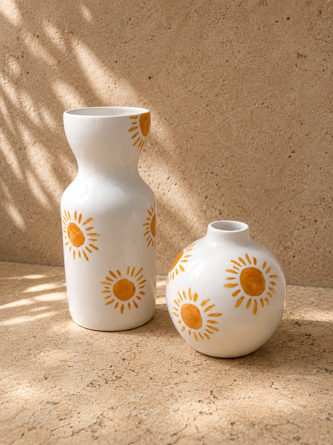 Duo de vases artisanaux portugais décorés de soleils peints à la main