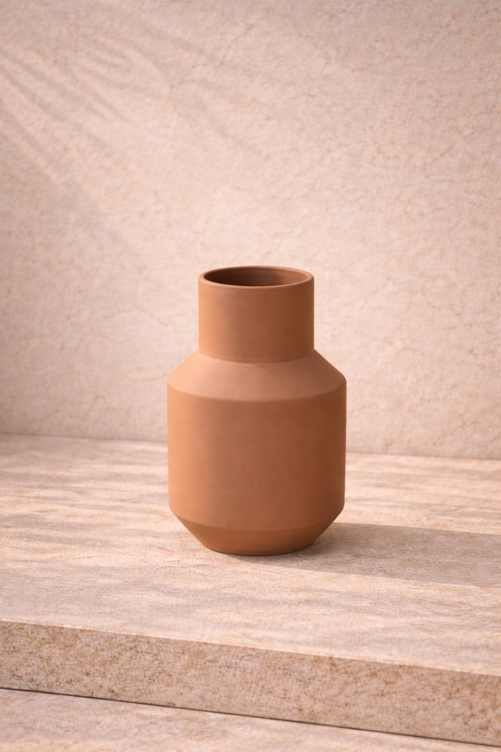 vase en céramique artisanale marron terracotta forme architecturale minimaliste