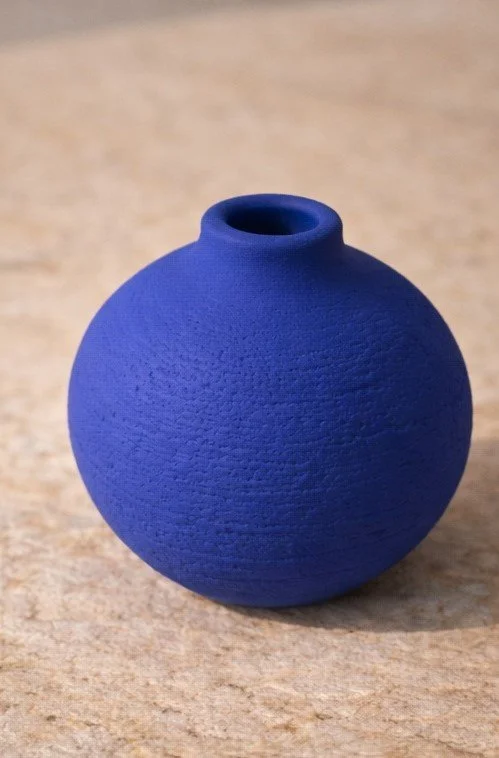 Vase Mar Calma bleu en céramique portugaise texture mate vue de côté