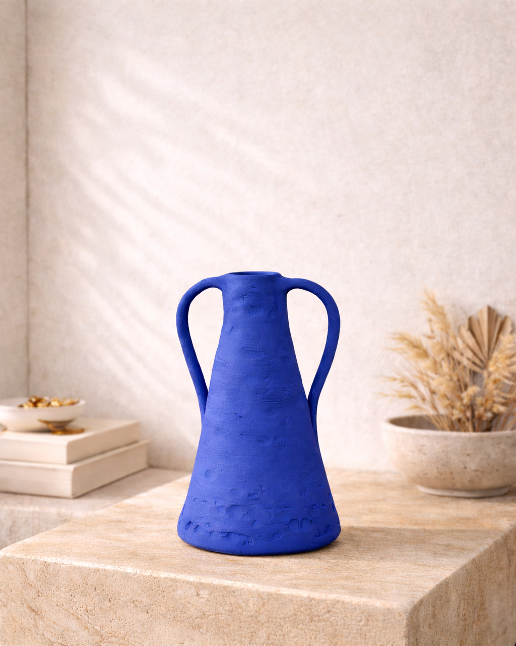 vase bleu ceramique portugaise artisanale avec anses style mediterraneen decoration