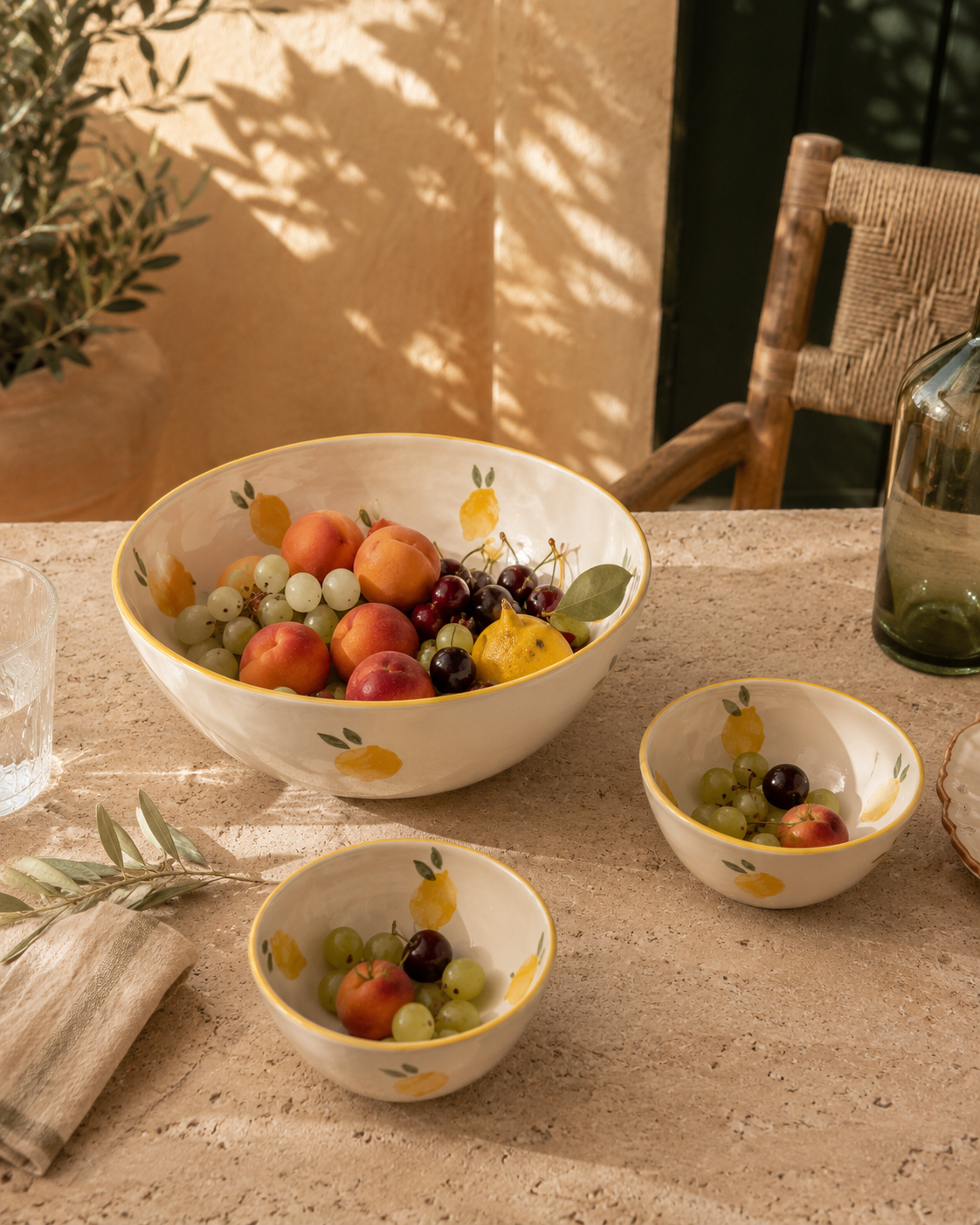Bols et saladier Limão garnis de fruits dans une ambiance méditerranéenne lumineuse.