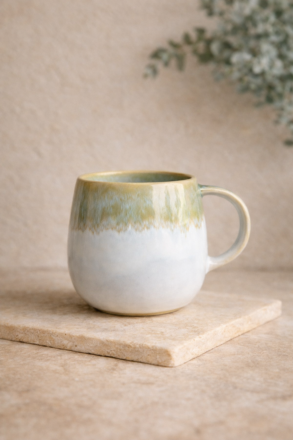 mug-ceramique-artisanale-portugal-vert-ecru-main.jpg
