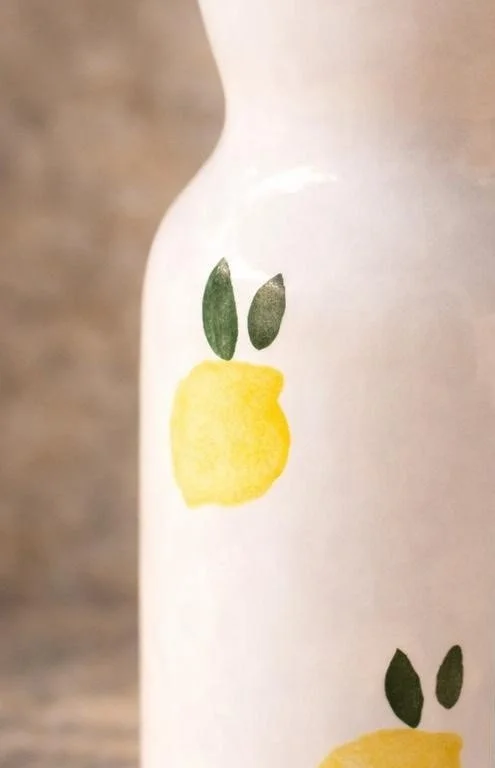 Détail motif citron peint à la main sur vase en céramique artisanale portugaise