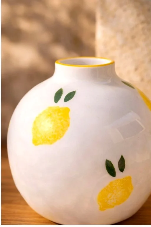 Détail motif citron peint à la main sur vase en céramique artisanale portugaise