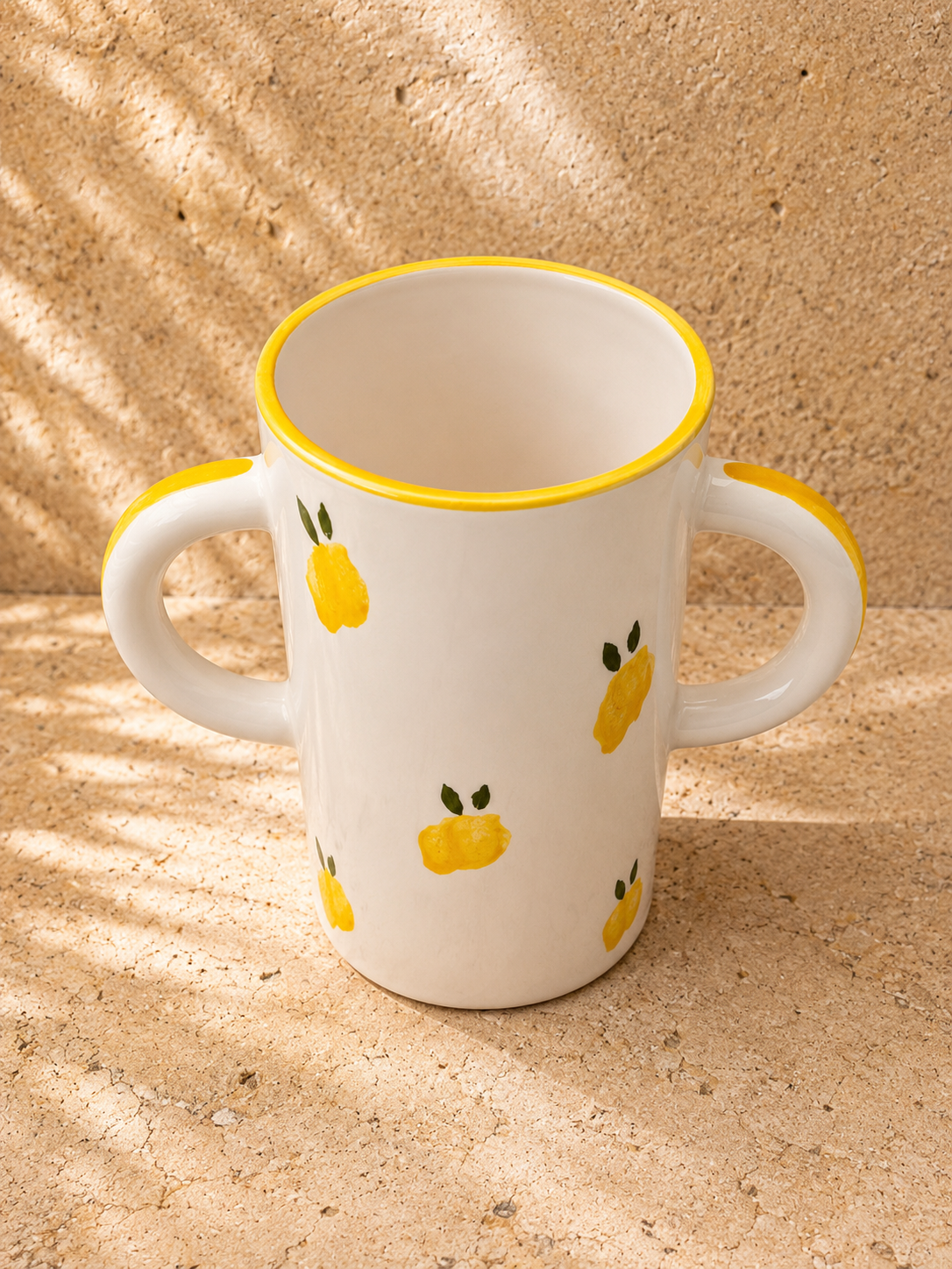 Vue supérieure du vase Limão en céramique portugaise artisanale à deux anses.