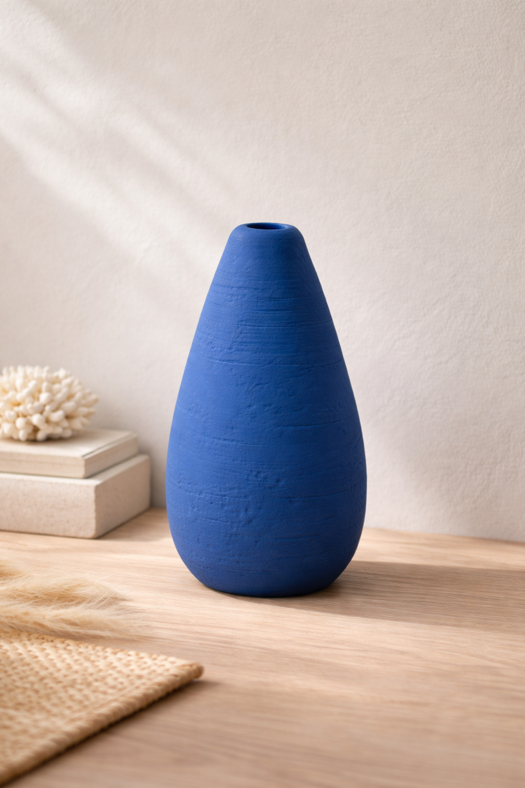 vase-ceramique-portugaise-bleu-profond-deco-minimaliste-bois.jpg.png