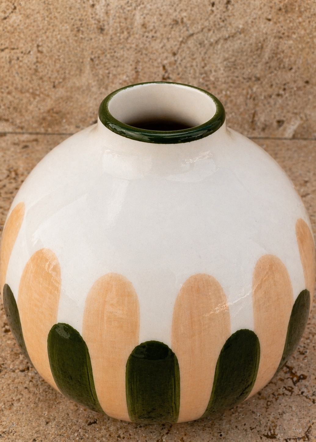 Détail vase céramique portugais rayures vert et beige finition émaillée brillante