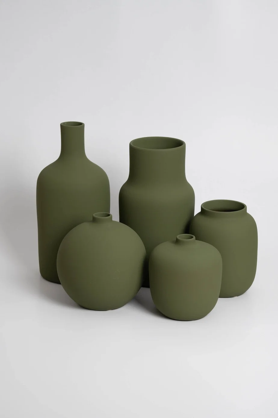 vases-ceramique-portugaise-vert-olive-collection-terra-minimaliste.jpg.webp