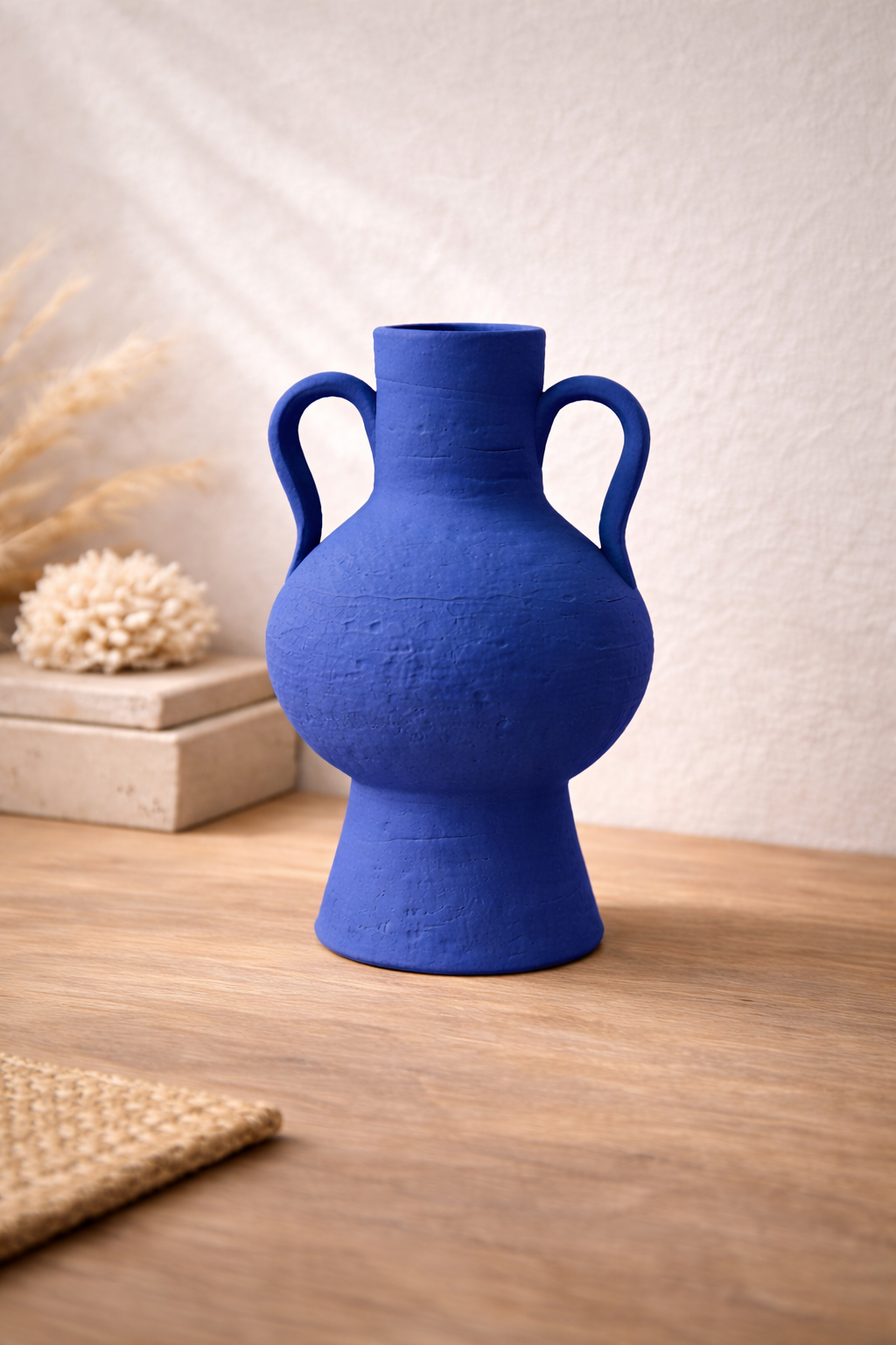 vase bleu ceramique portugaise artisanale forme elegante decoration mediterraneenne