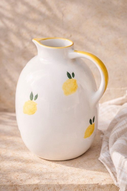 pichet artisanal citron céramique portugaise vue de côté avec anse