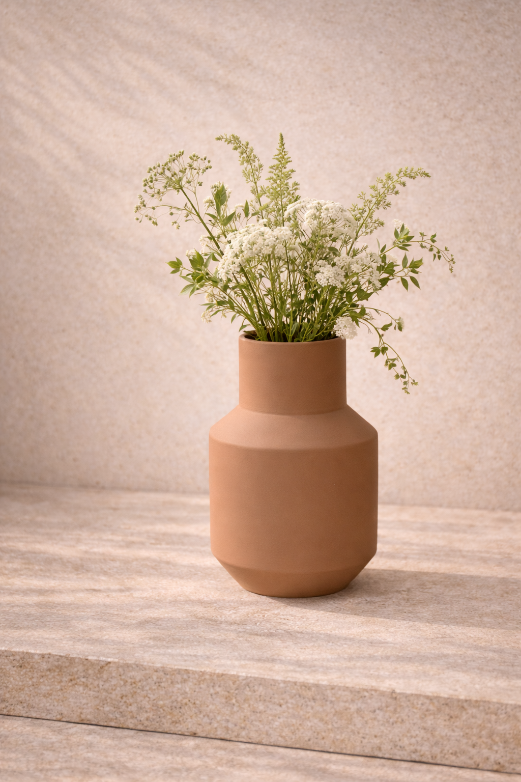 Vase Areia Marron en céramique portugaise couleur terracotta vue de face