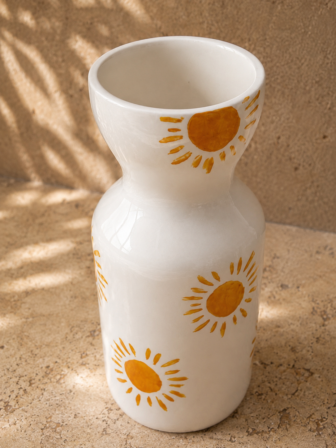 Détail du col et des motifs soleil peints à la main sur vase artisanal portugais