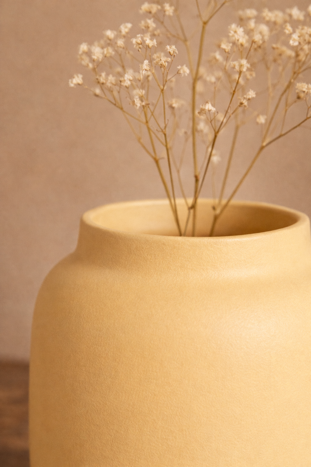 Vase Alba Sol en céramique portugaise forme verticale ambiance élégante et lumineuse