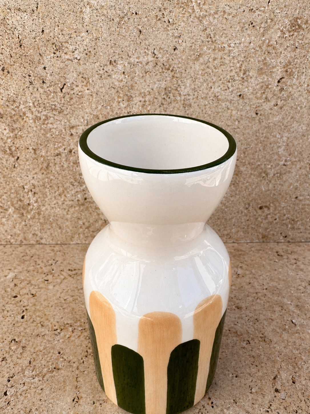 Détail rayures peintes à la main vase totem céramique portugaise Linea vert beige