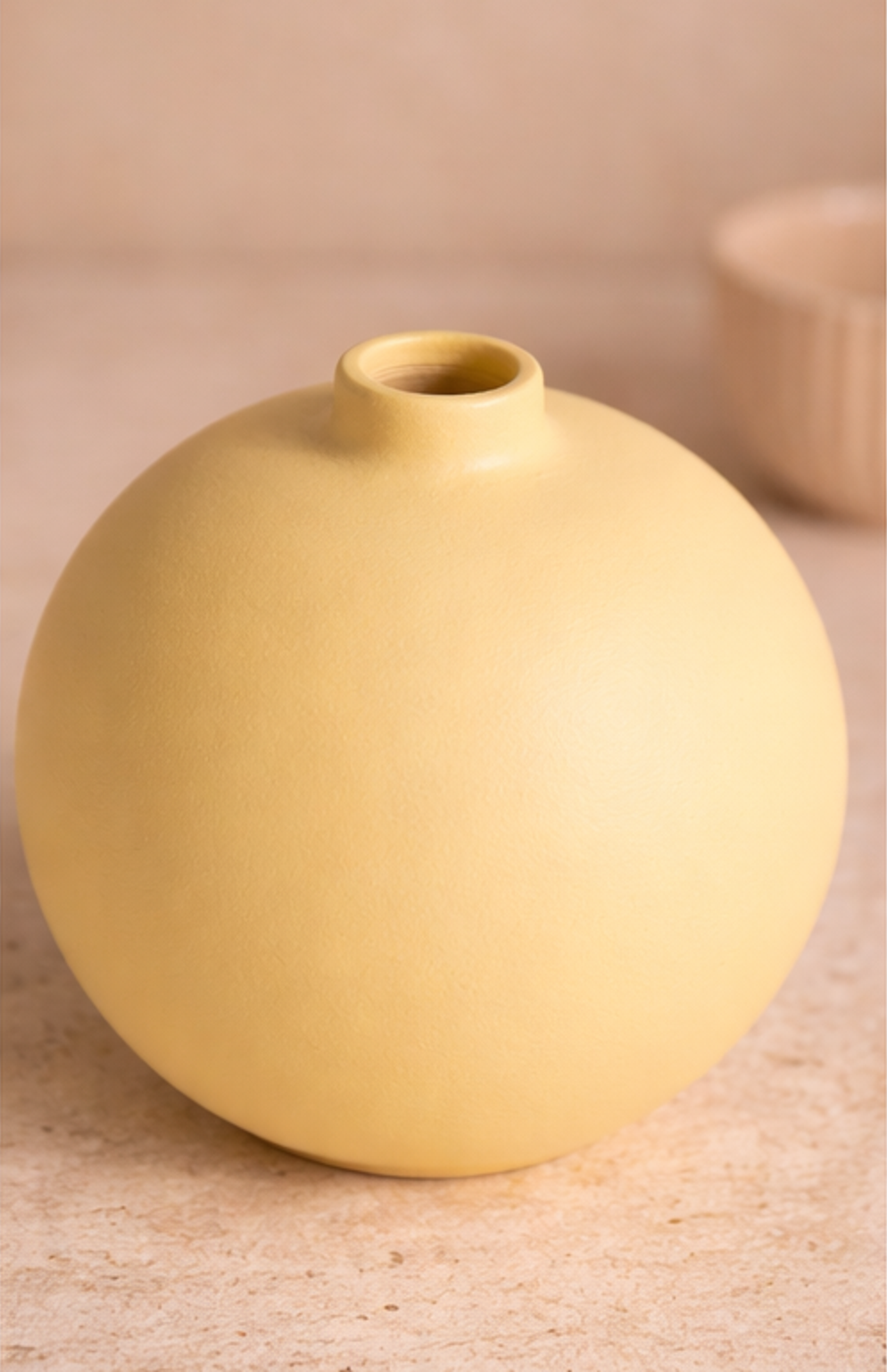 vase-boule-ceramique-portugaise-jaune-mate-minimaliste-detail.jpg.png