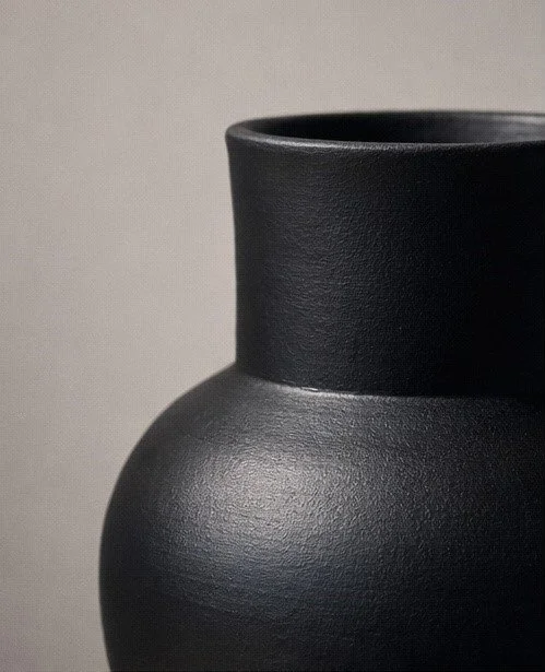 Vase Noite en céramique portugaise design noir vue de face