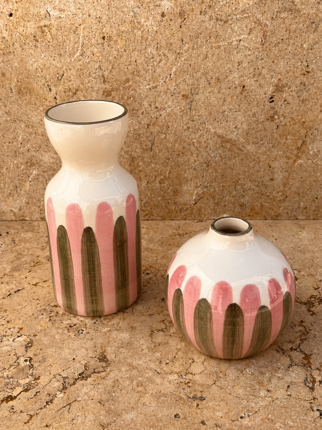 Vases en céramique artisanale portugaise Linea rose et vert, décor rayures peintes à la main, ambiance méditerranéenne sur travertin