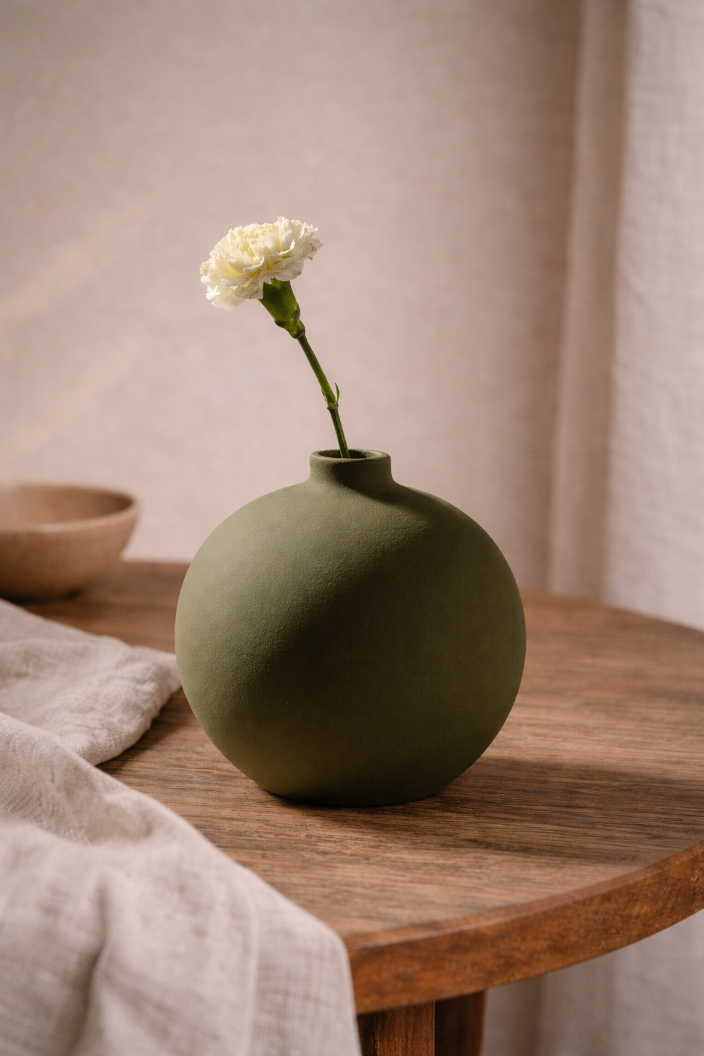 vase en céramique artisanale vert olive forme ronde minimaliste