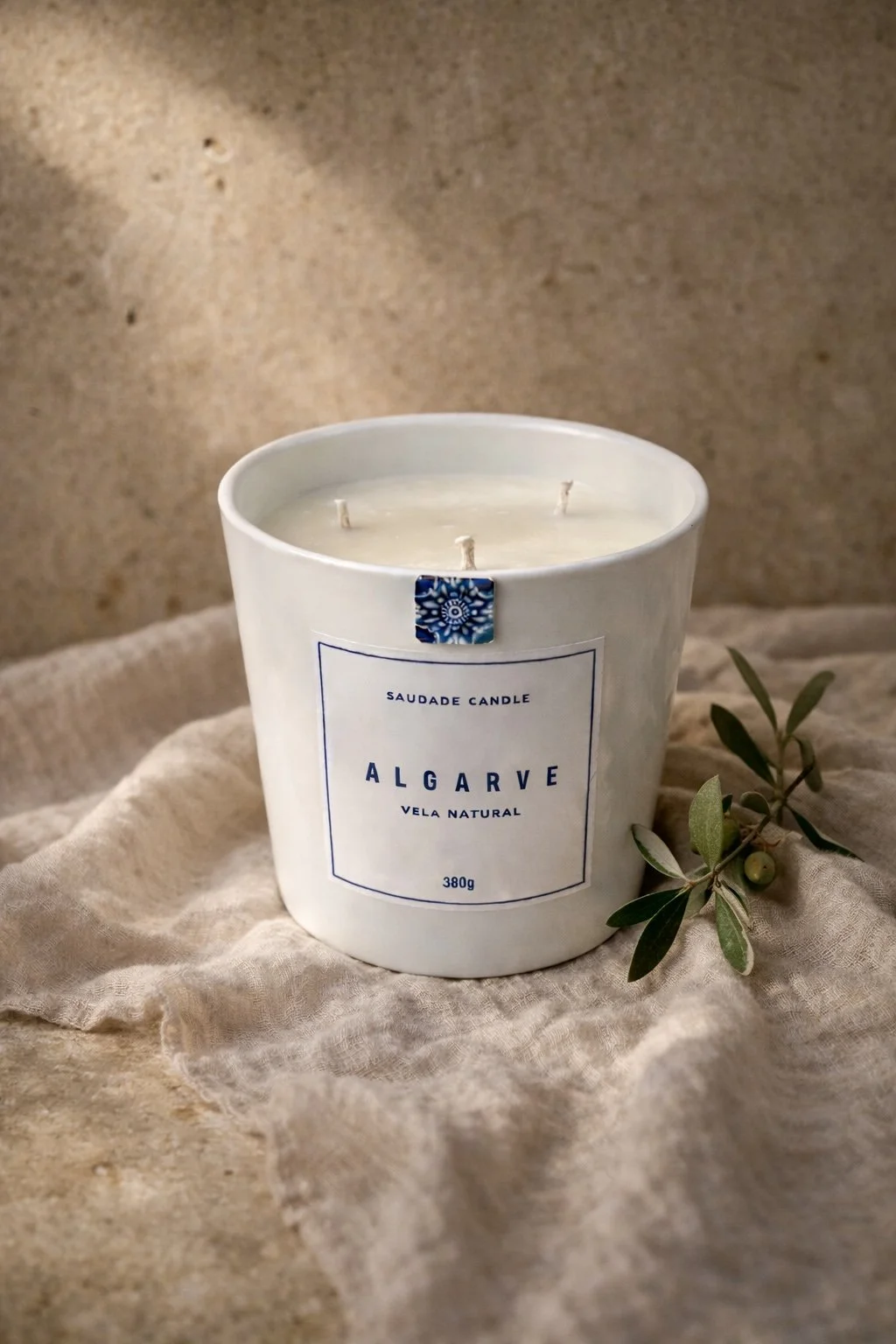 Bougie artisanale en céramique inspirée de l’Algarve, Portugal, aux notes solaires et estivales