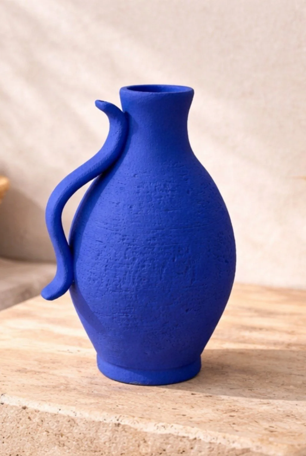 vase bleu ceramique portugaise artisanale forme organique decoration interieur