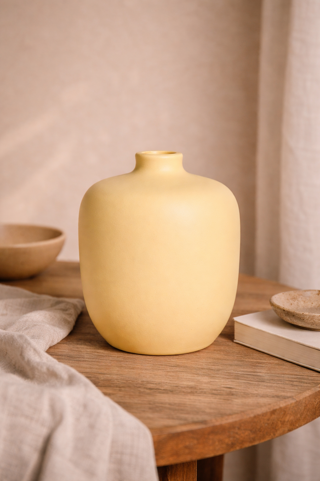 vase en céramique artisanale jaune mat forme cylindrique minimaliste