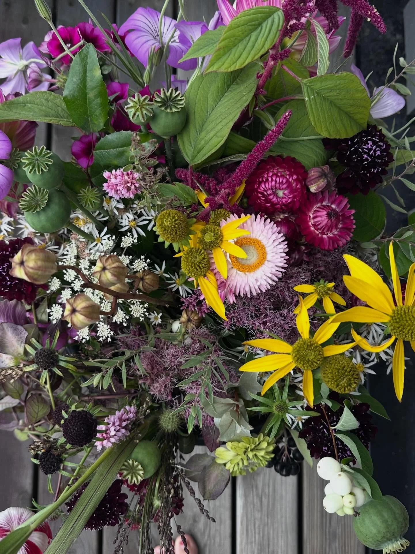Fantastisk med snittblomster dyrket lokalt - ingen tvil om at der er helsefremmende &aring; omgi seg med slik naturlig estetikk

#slowflowers #&oslash;kologisk #helse #gartnerliv #loveit 
Takk for super kurshelg @veafagskole