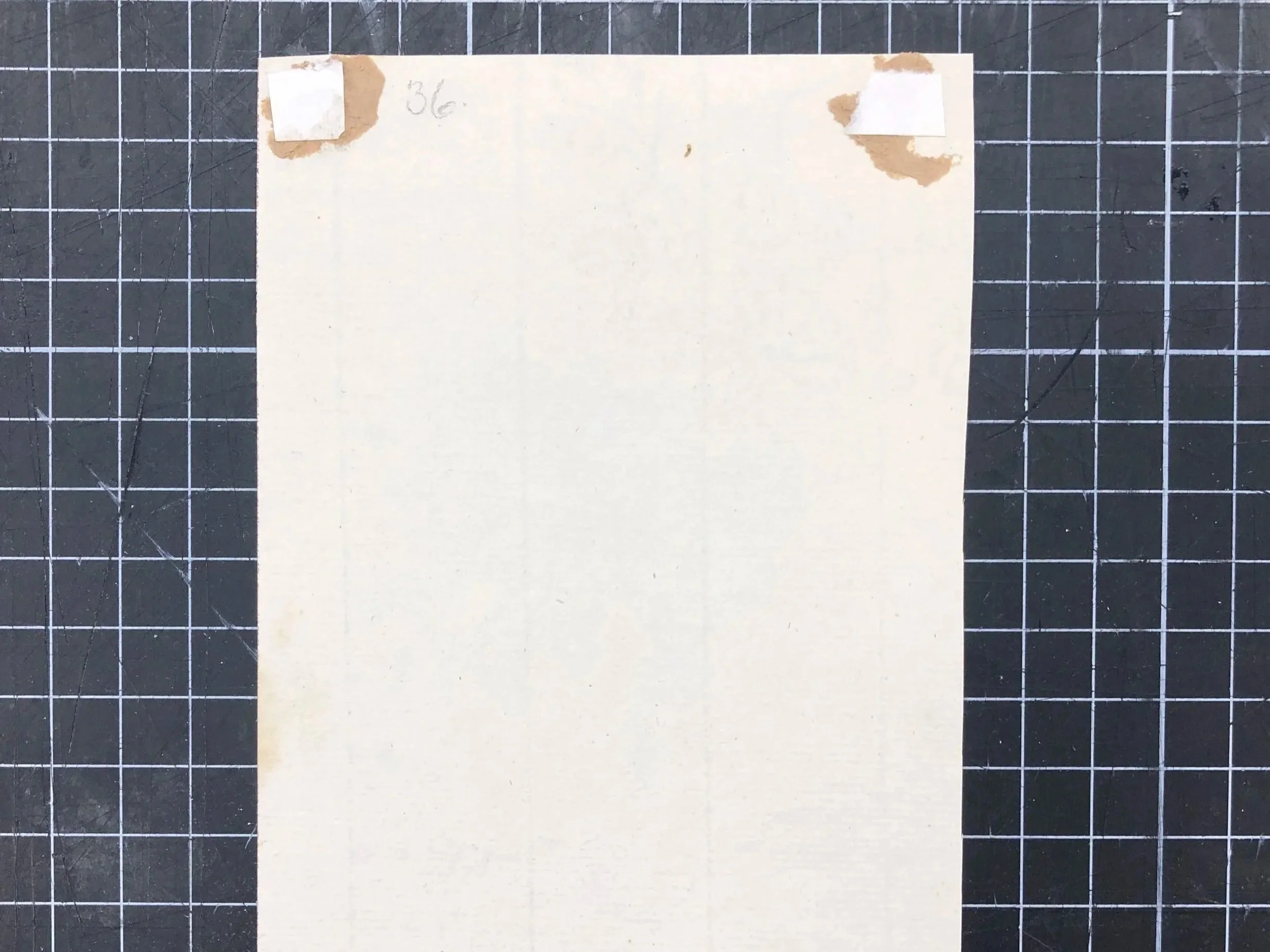 Tejp- och pappersrester