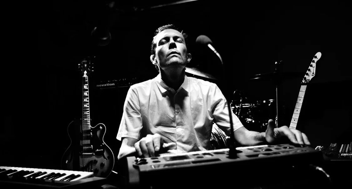 Elko Blijweert @elkoblijweert - de Antwerpse gitarist die bekendstaat om zijn dromerige soundscapes en unieke mix van improvisatie, sfeer en subtiliteit komt deze vrijdag 28/11 live spelen op #winterlichtindeseefhoek2025! 

Al sinds zijn tienerjaren 