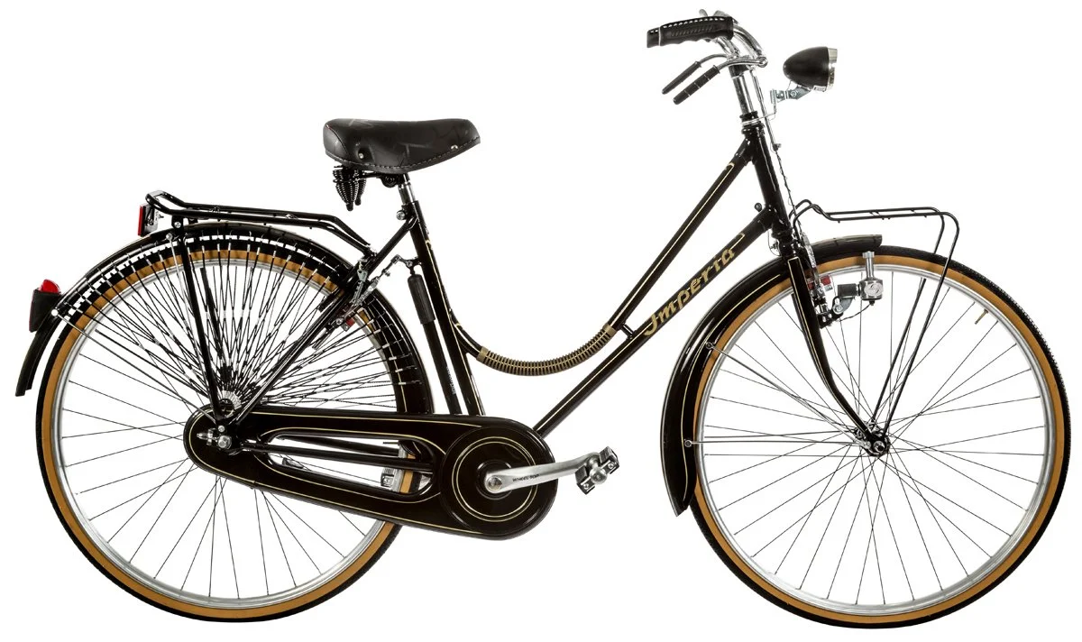 Bicicletta da città nera con sedile, portapacchi e copertoni color crema.