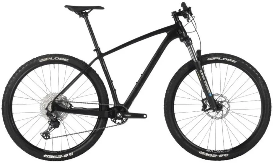 Bicicletta da montagna nera con telaio robusto, sospensioni anteriori e cerchi da 29 pollici.