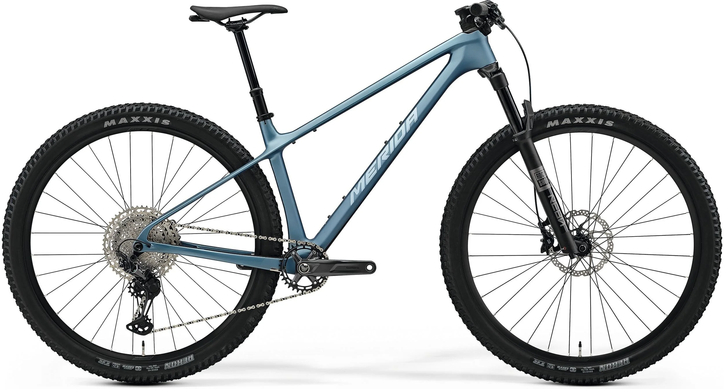Bici da mountain bike di colore blu con forcella anteriore nera e pneumatici Maxxis