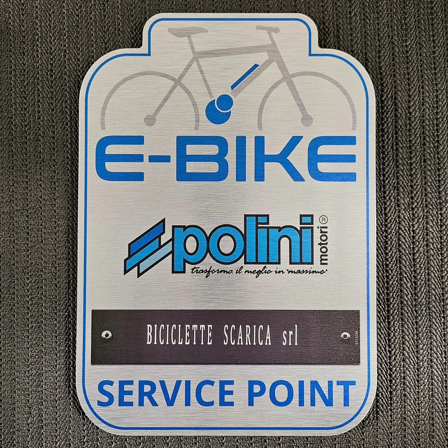 Segnaletica per un punto di assistenza biciclette elettriche con il logo di Polini Motori, indicazione di scarica biciclette, e il testo 'Service Point'.