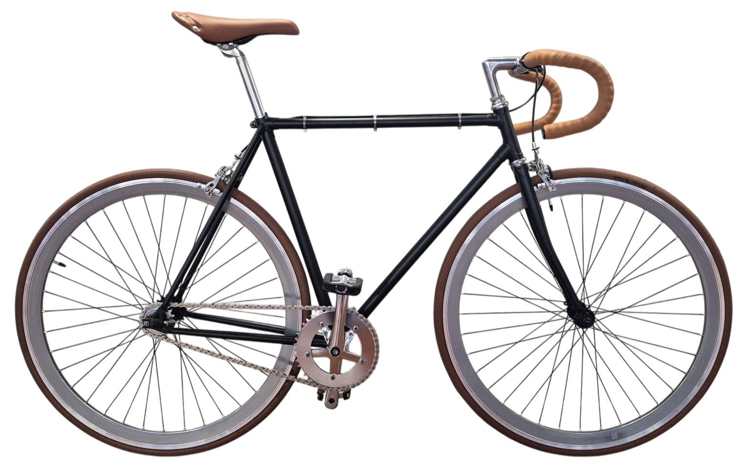Bicicletta con telaio nero, manubrio con copertura in pelle marrone, sella in pelle marrone, e ruote con coperture in marrone e dettagli argentati.