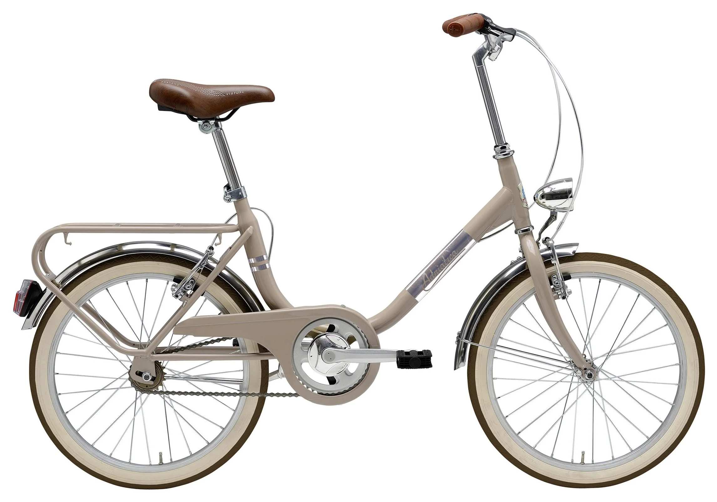 Bici da città beige con sellino e manubrio in pelle marroni, gomme chiare, luci anteriori e posteriori, e portapacchi posteriore.