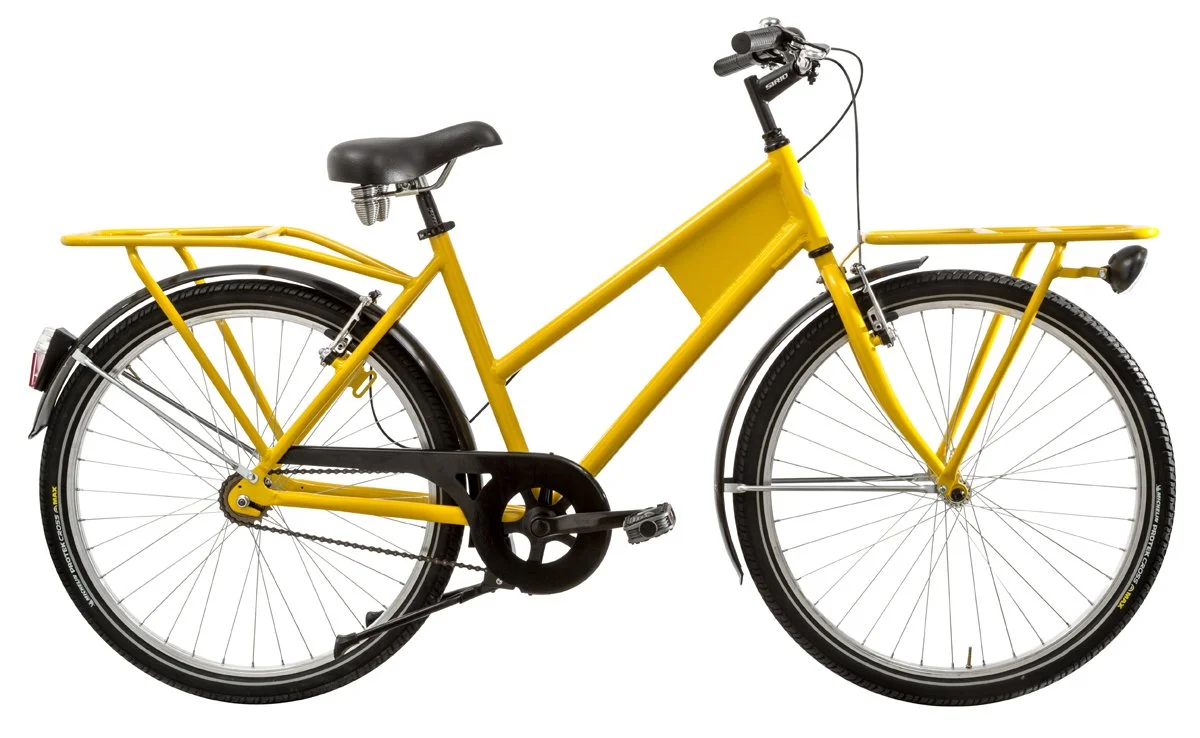 Bicicletta gialla da città con portapacchi posteriore e frontale, sella nera, manubrio con freno e leve, ruote da strada.