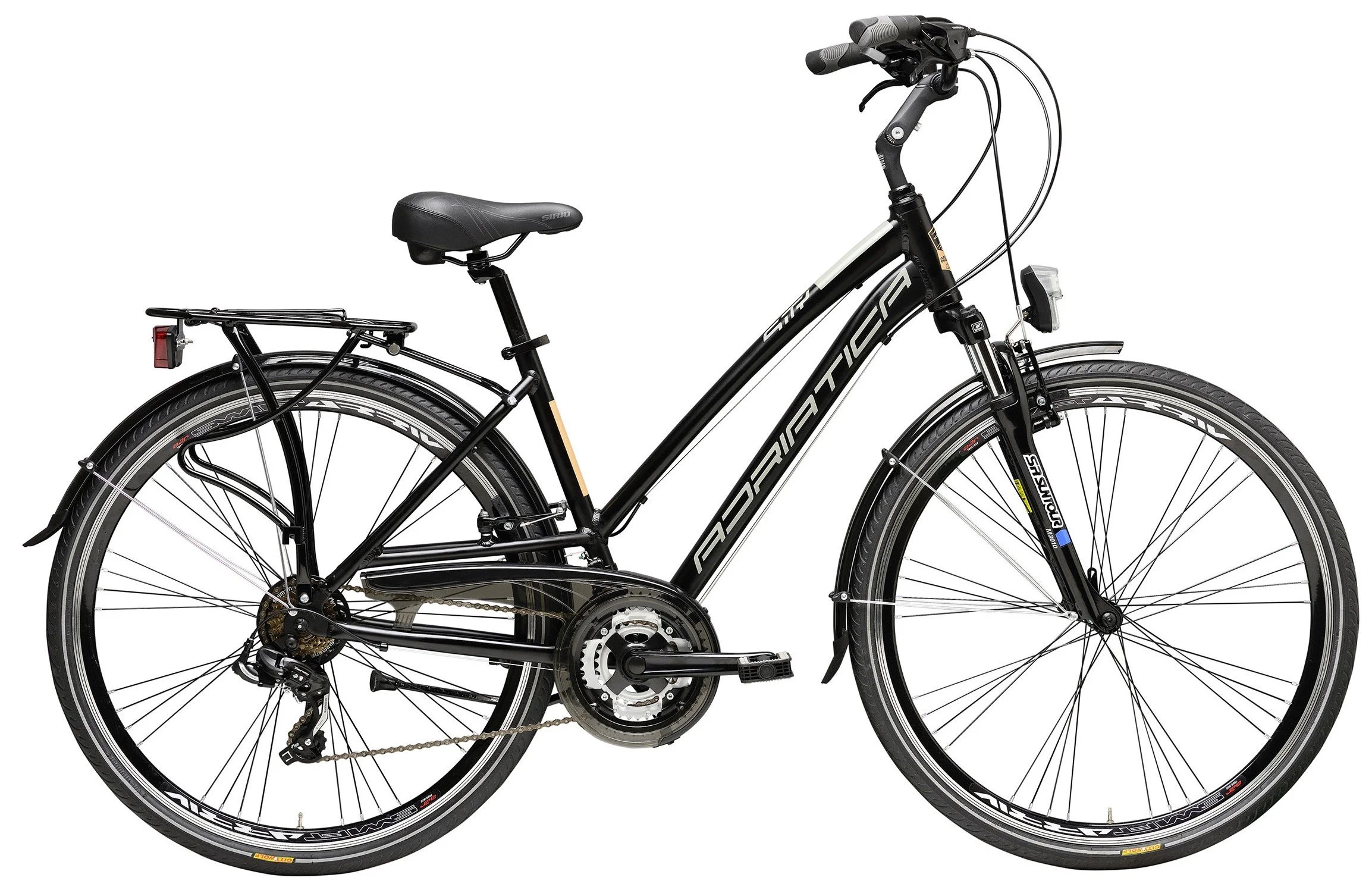 Una bicicletta nera da trekking con telaio in metallo, catarifrangenti sulle ruote, e componenti di alta qualità.