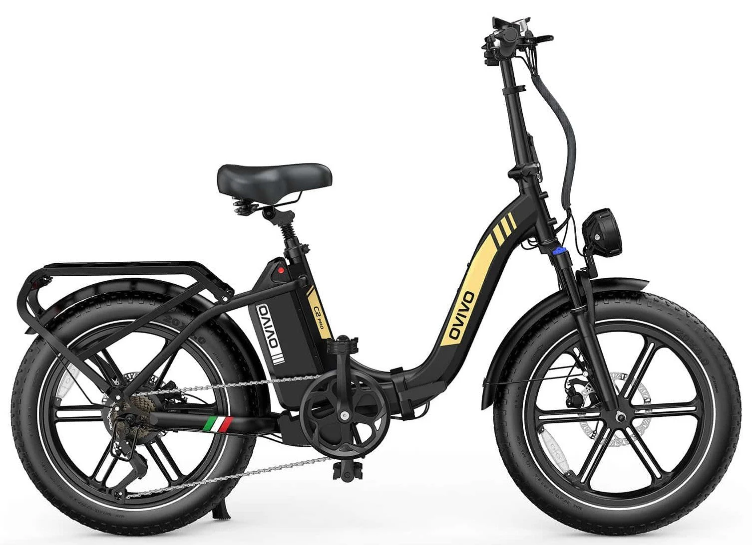 Una bicicletta elettrica nera con dettagli gialli e rosso, con ruote spesse e un motore incorporato nel telaio, indicata per uso urbano o di escursione.