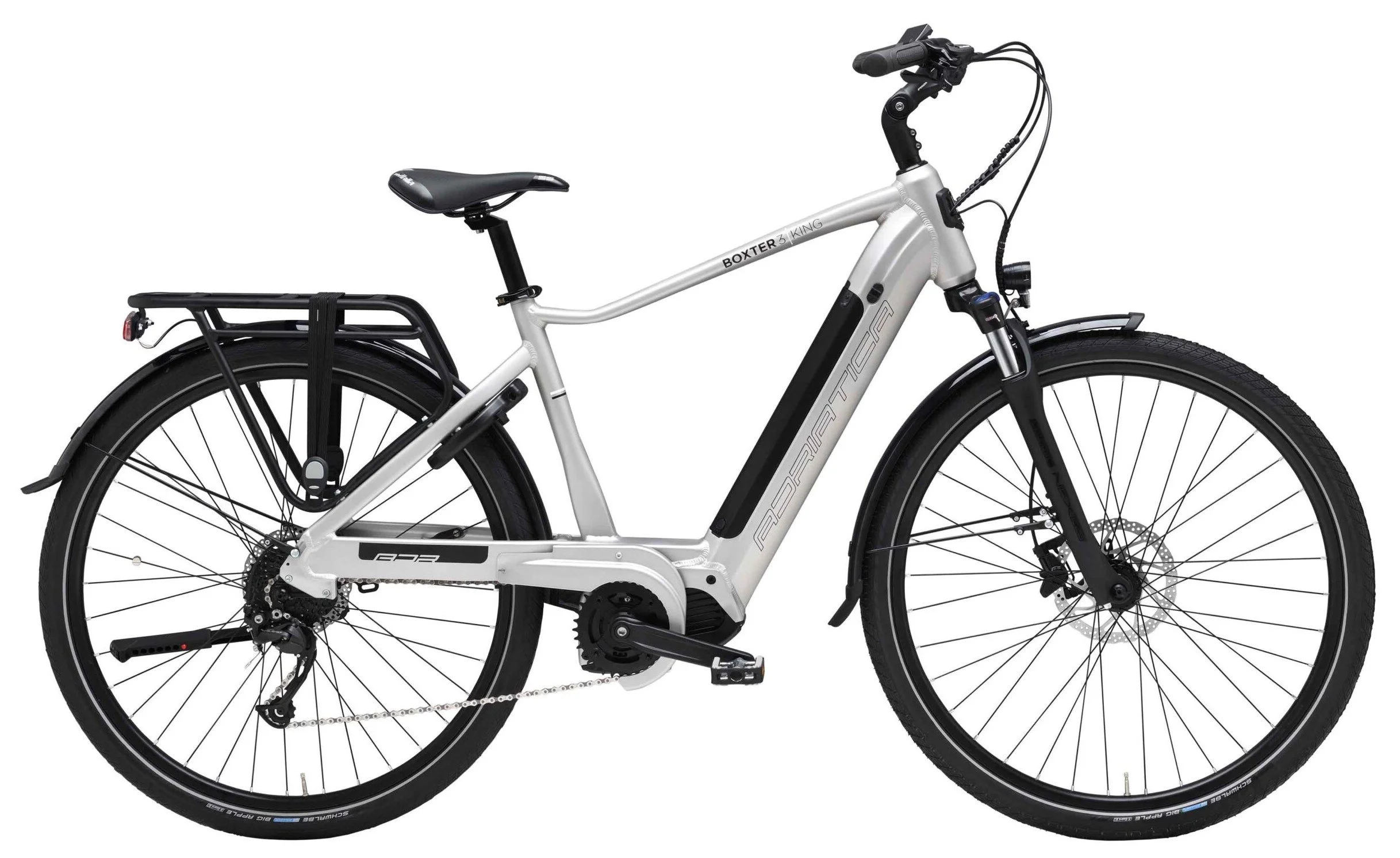 Bicicletta elettrica con telaio bianco, sospensioni frontali, portapacchi posteriore, e display digitale sul manubrio