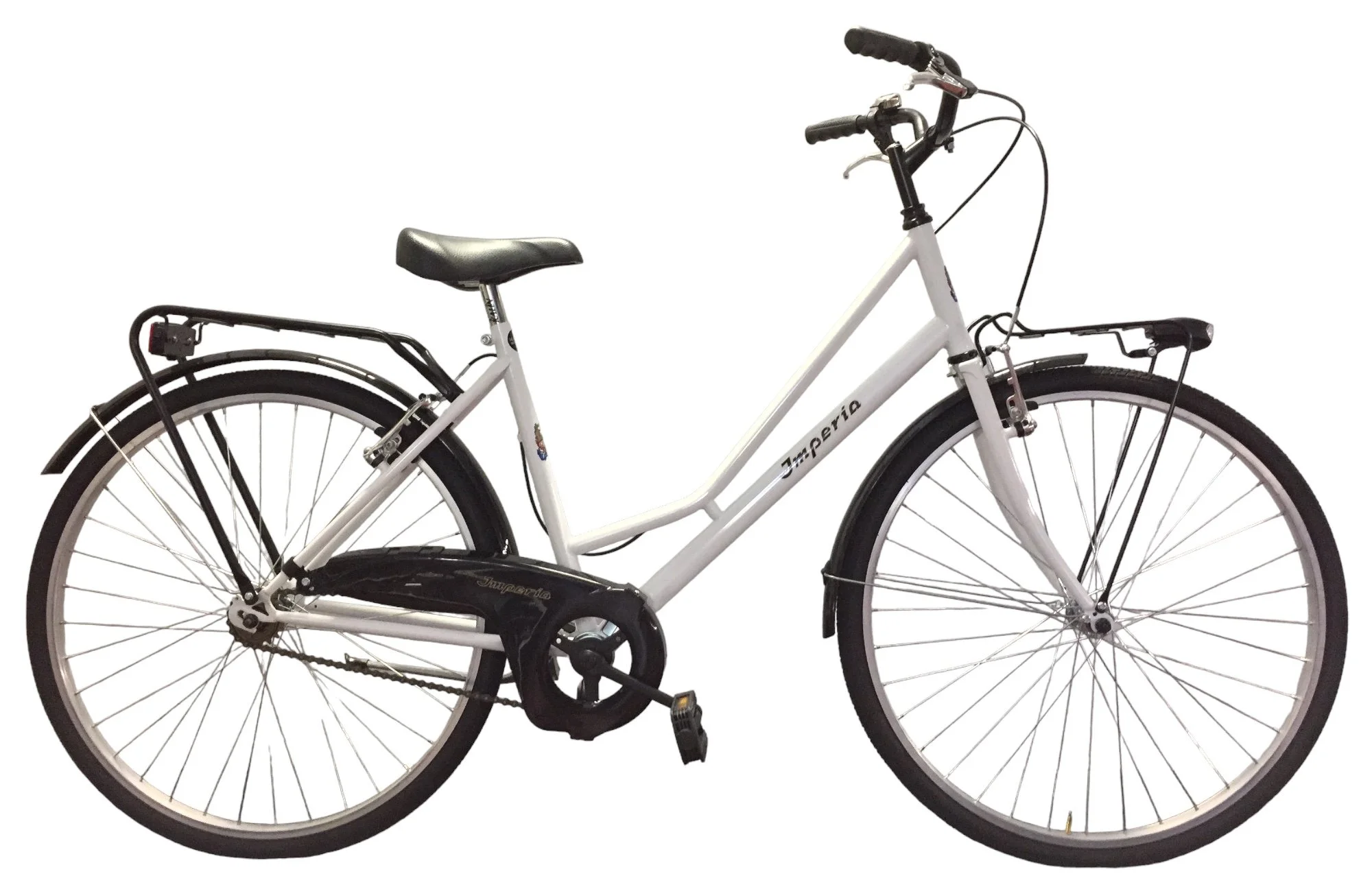 Bicicletta da città bianca con parafanghi anteriori e posteriori e portapacchi.
