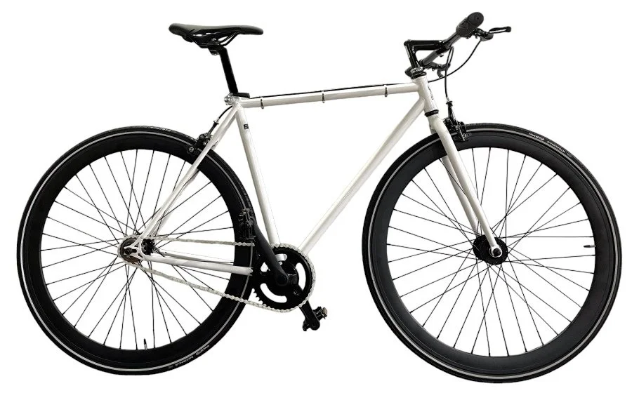 bicicletta da corsa bianca con ruote nere su sfondo bianco.