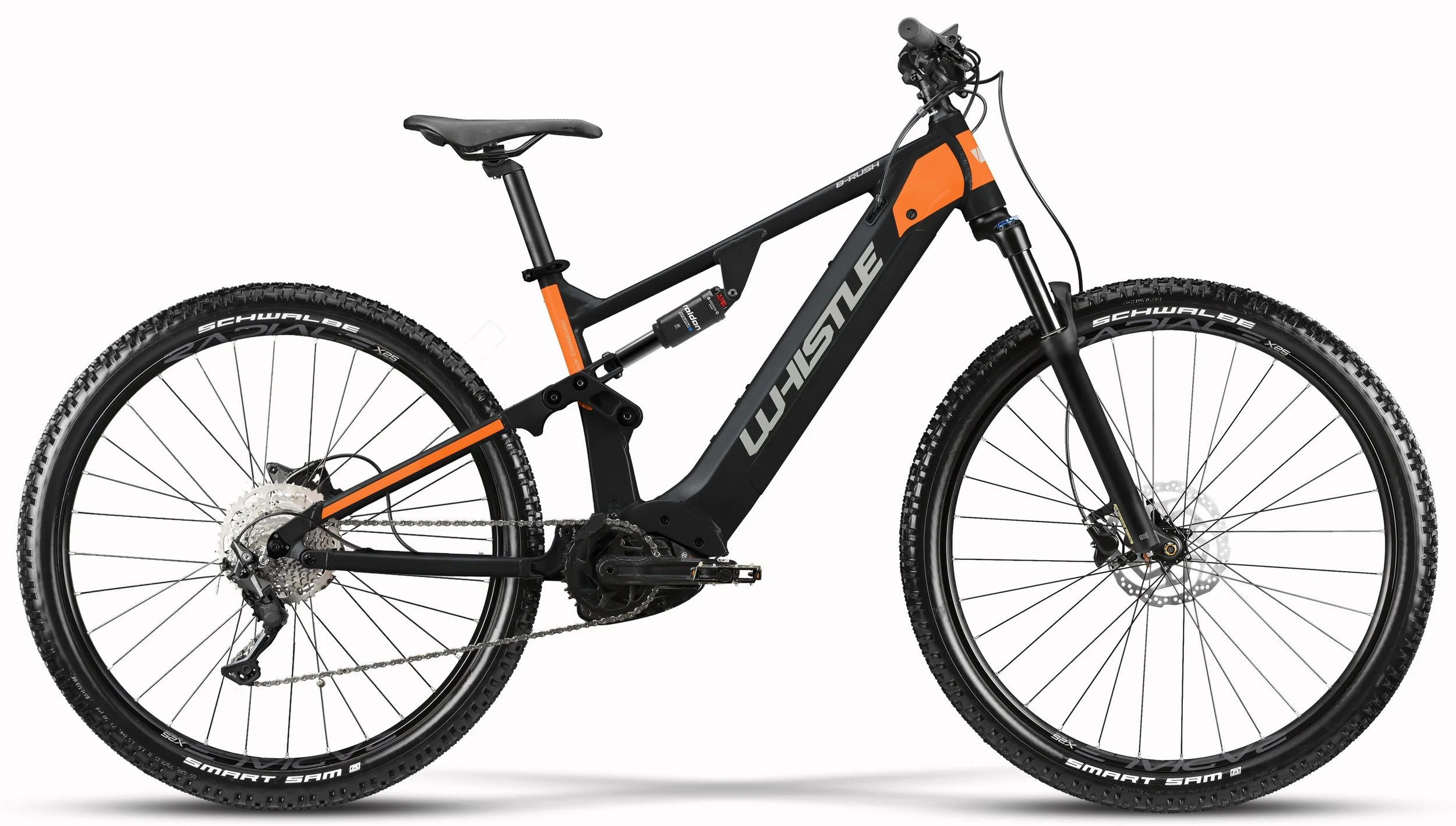 Bici elettrica da montagna con telaio nero e arancio, sospensioni anteriori e posteriori, ruote grandi con pneumatici Schwalbe, freni a disco e cambio a sei marce.