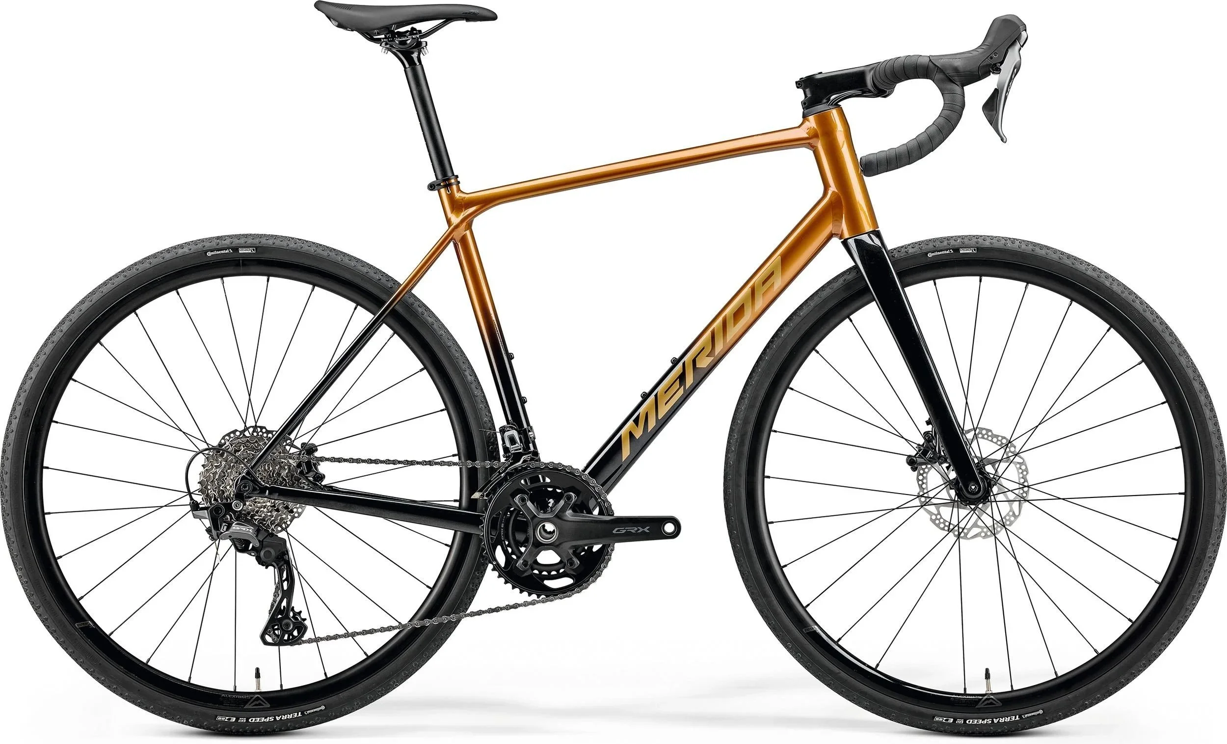 Bicicletta da strada con telaio arancione e nero, gomme nere, deragliatore e freni a disco